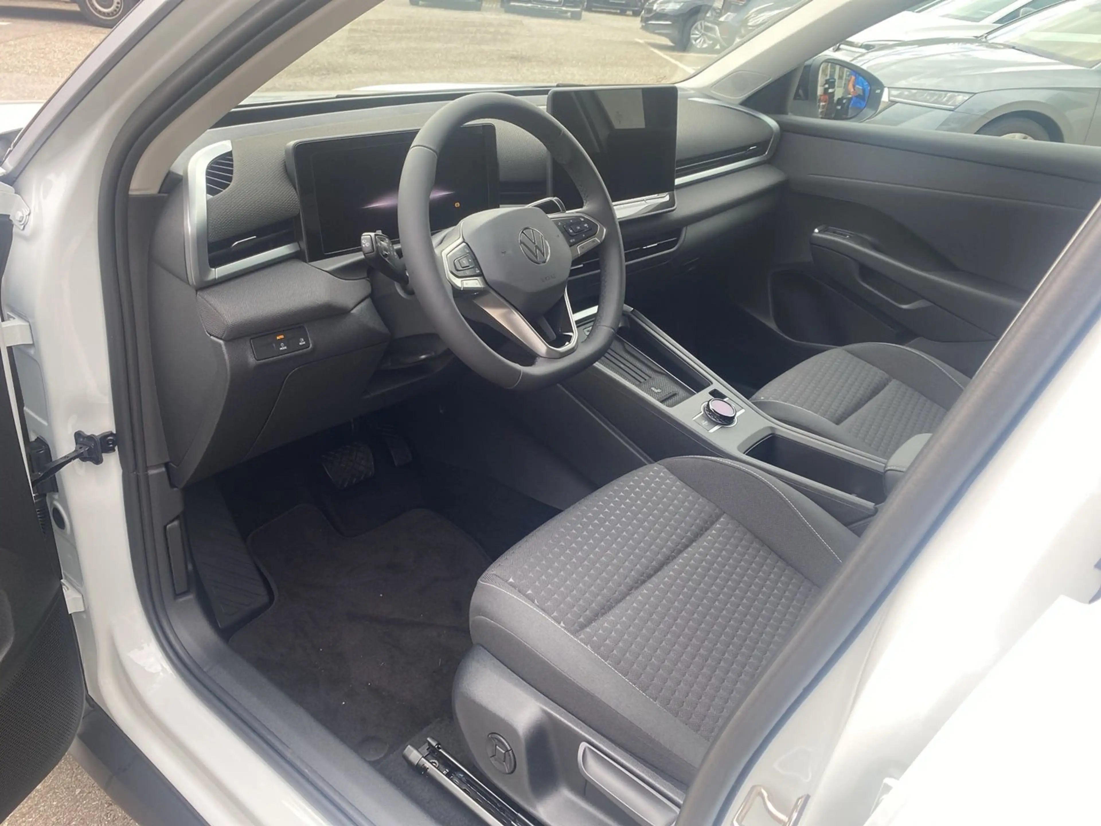 Volkswagen T-Roc Life eTSI DSG — photo 10