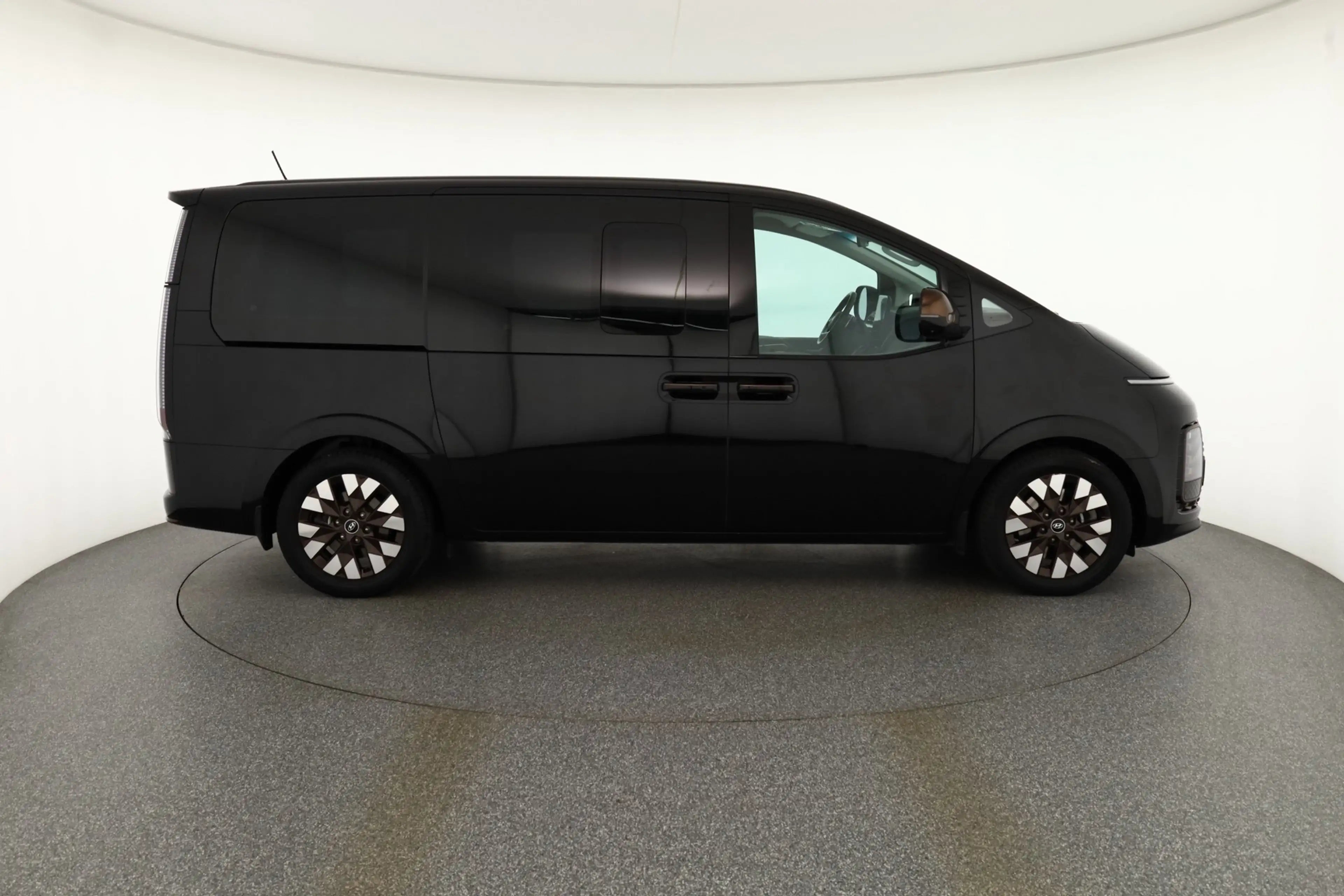 Hyundai STARIA 2.2 CRDI 4WD Signature AHK 7-Sitzer Bose — photo 7
