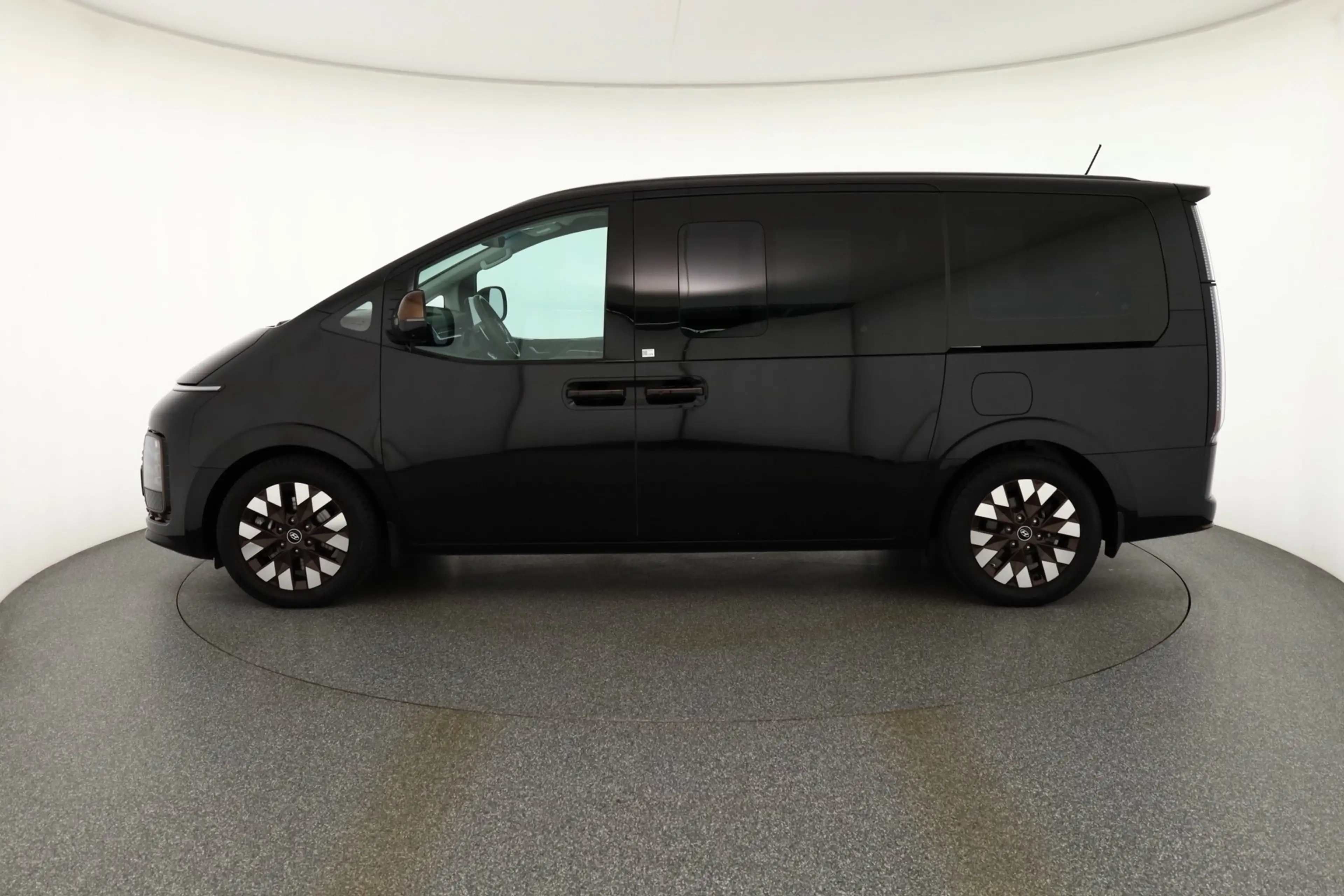 Hyundai STARIA 2.2 CRDI 4WD Signature AHK 7-Sitzer Bose — photo 3