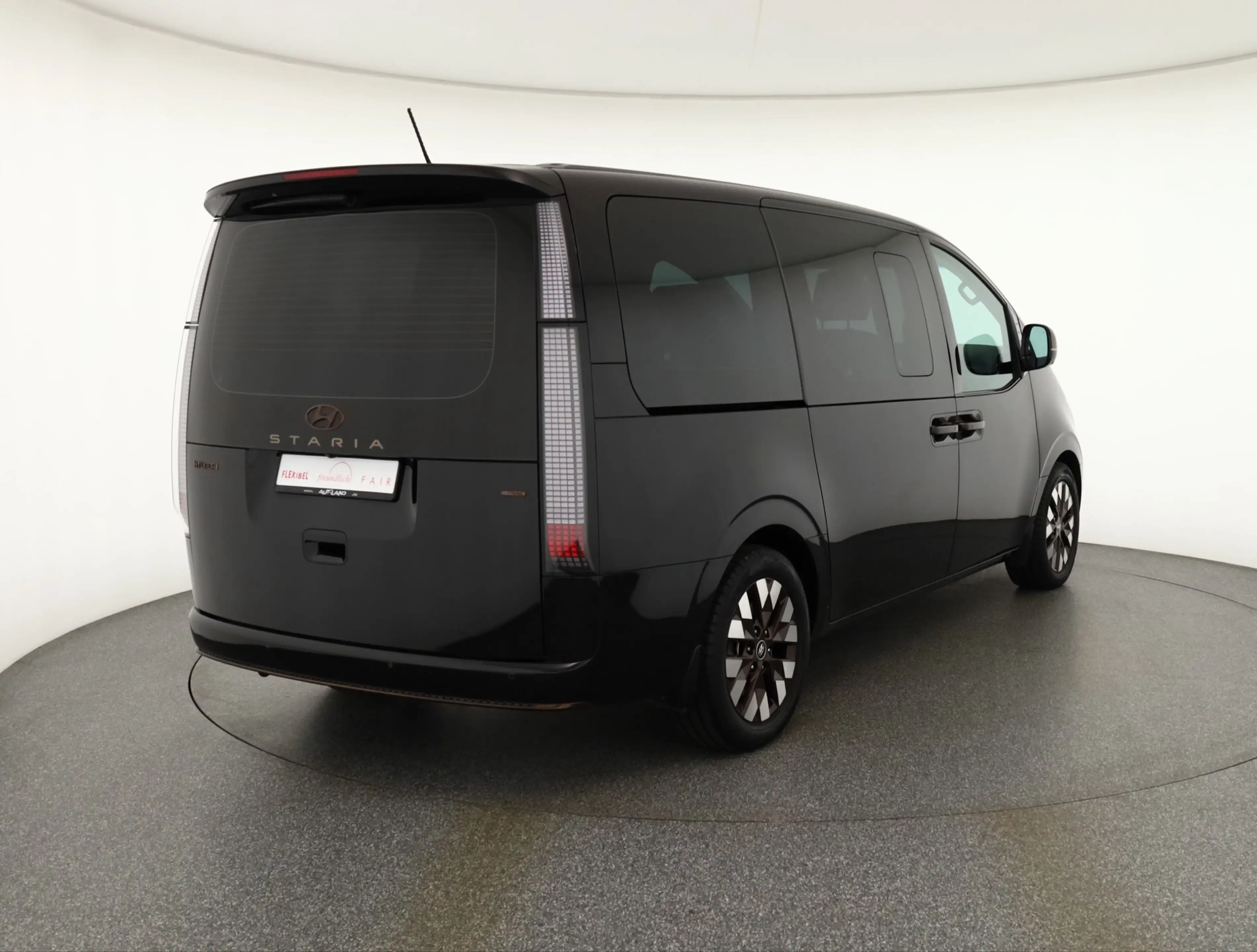Hyundai STARIA 2.2 CRDI 4WD Signature AHK 7-Sitzer Bose — photo 6