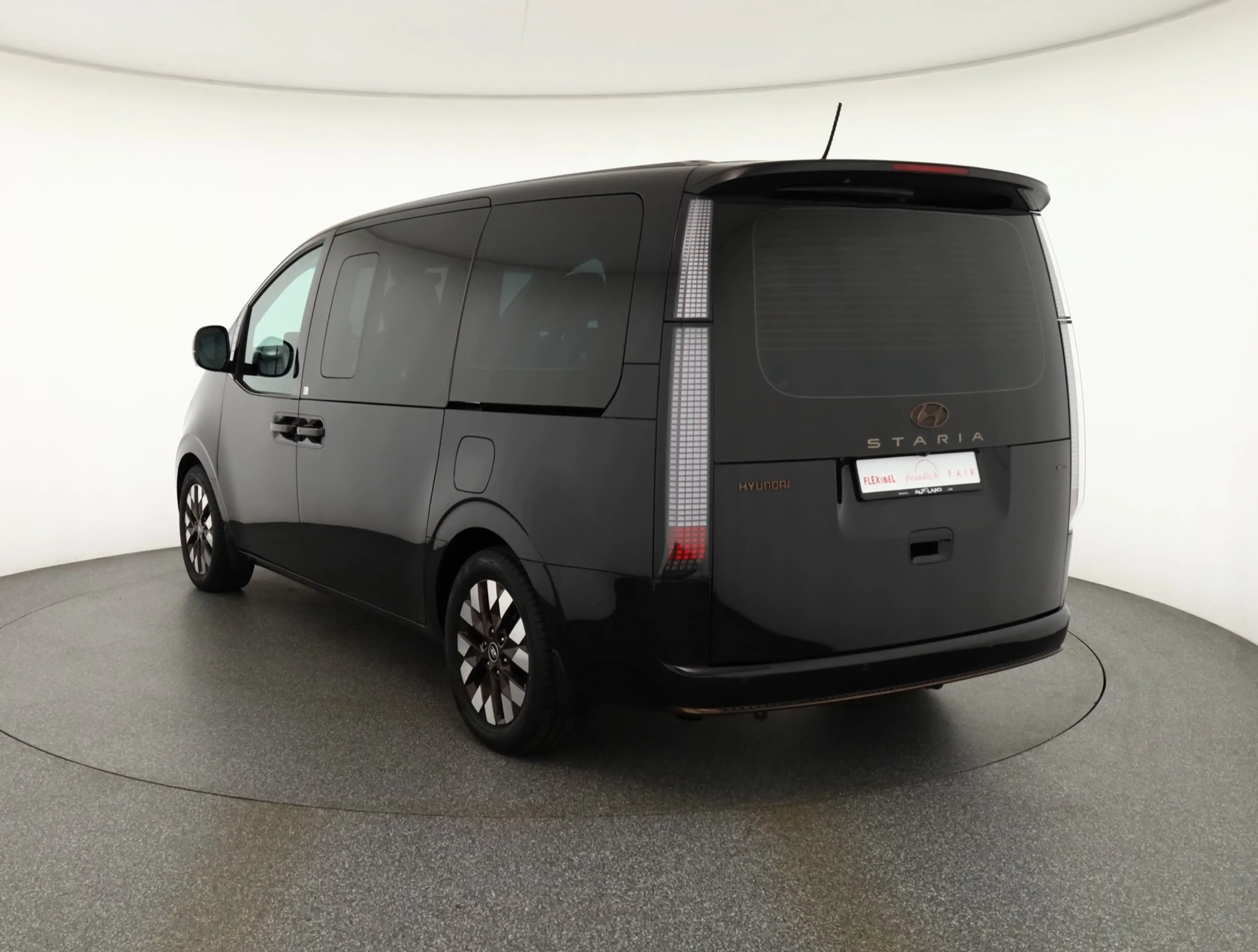 Hyundai STARIA 2.2 CRDI 4WD Signature AHK 7-Sitzer Bose — photo 4