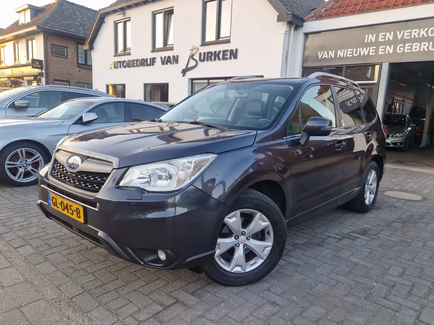 Subaru Forester 2.0 Premium, Panoramadak,Trekhaak,Navigatie,Stoelv Grijs - 1