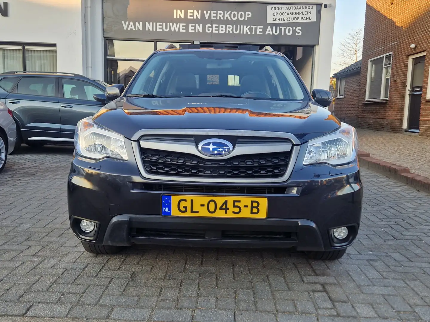 Subaru Forester 2.0 Premium, Panoramadak,Trekhaak,Navigatie,Stoelv Grijs - 2