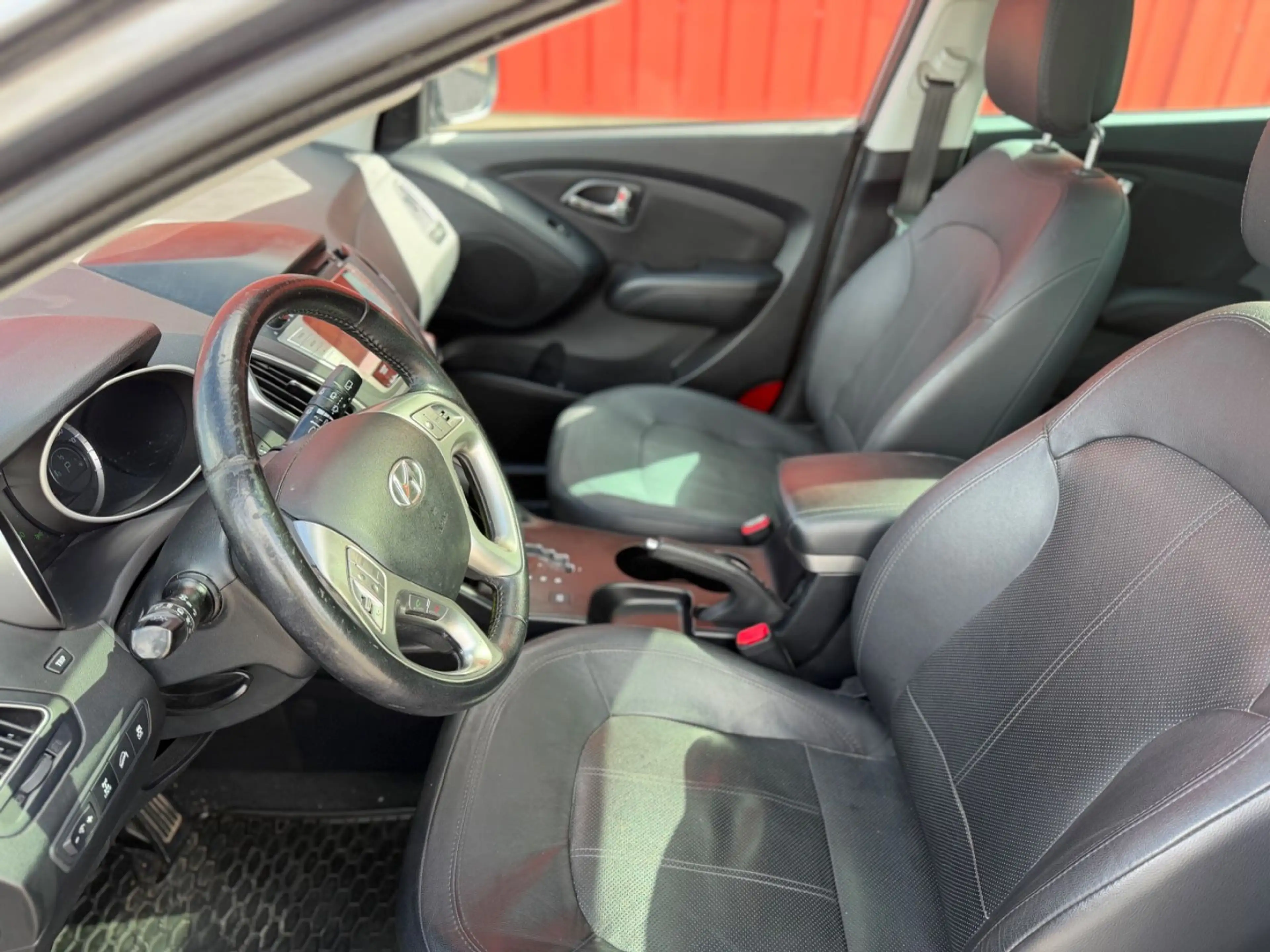 Hyundai iX35 4x4 Automatik Xenon Navi Leder Pano AHK PDC — photo 15