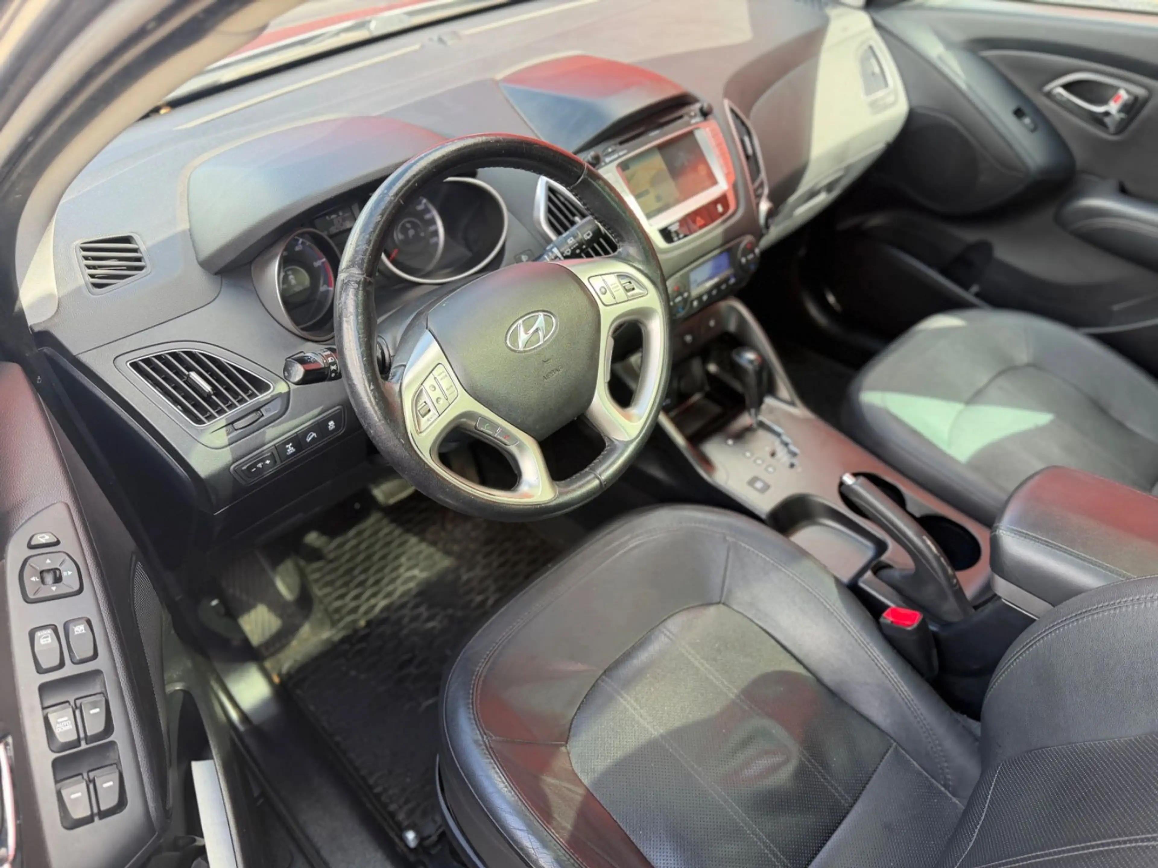 Hyundai iX35 4x4 Automatik Xenon Navi Leder Pano AHK PDC — photo 14