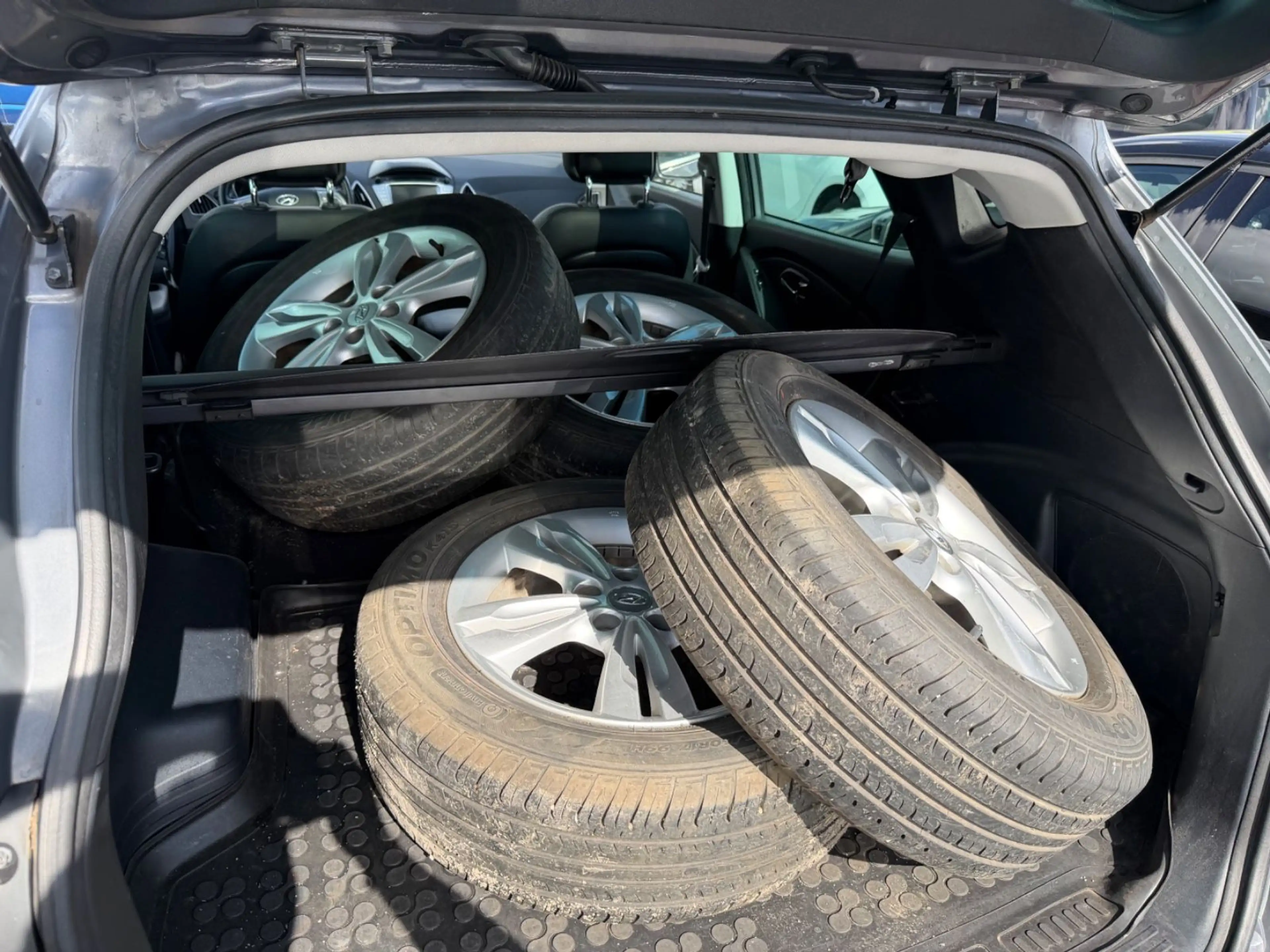 Hyundai iX35 4x4 Automatik Xenon Navi Leder Pano AHK PDC — photo 6