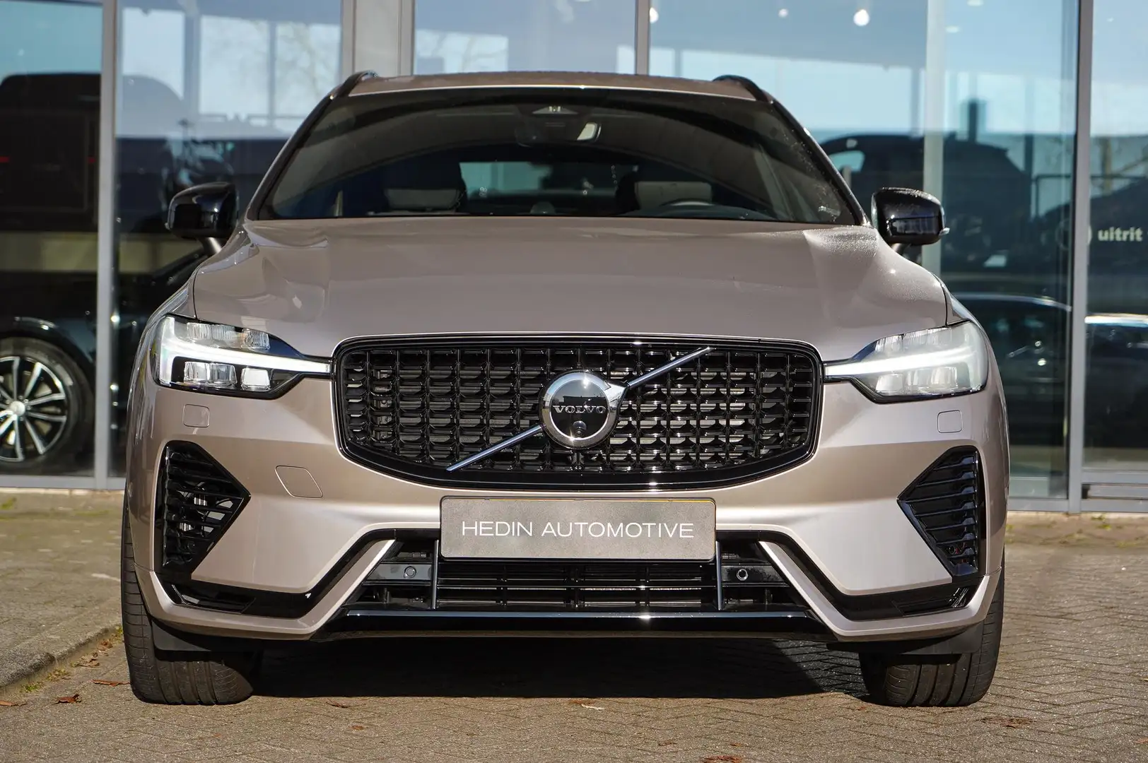 Volvo XC60 2.0 T6 Plug-in hybrid AWD Ultra Dark Luchtvering | Grijs - 2