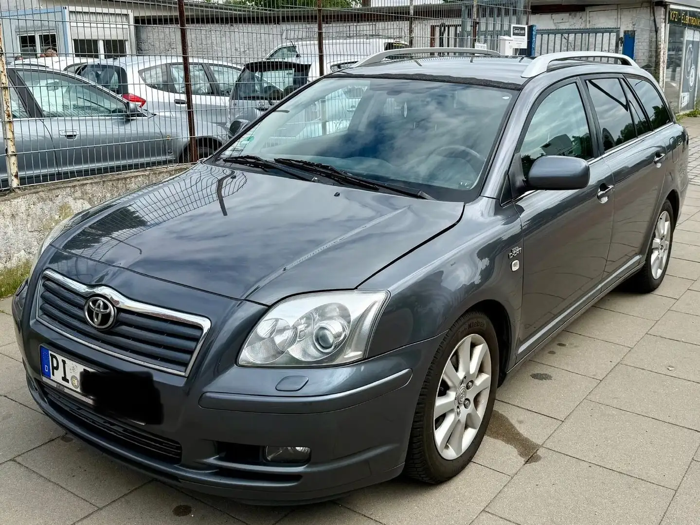 Toyota Avensis Kombi 2.2 D-CAT Executive Grau - 1