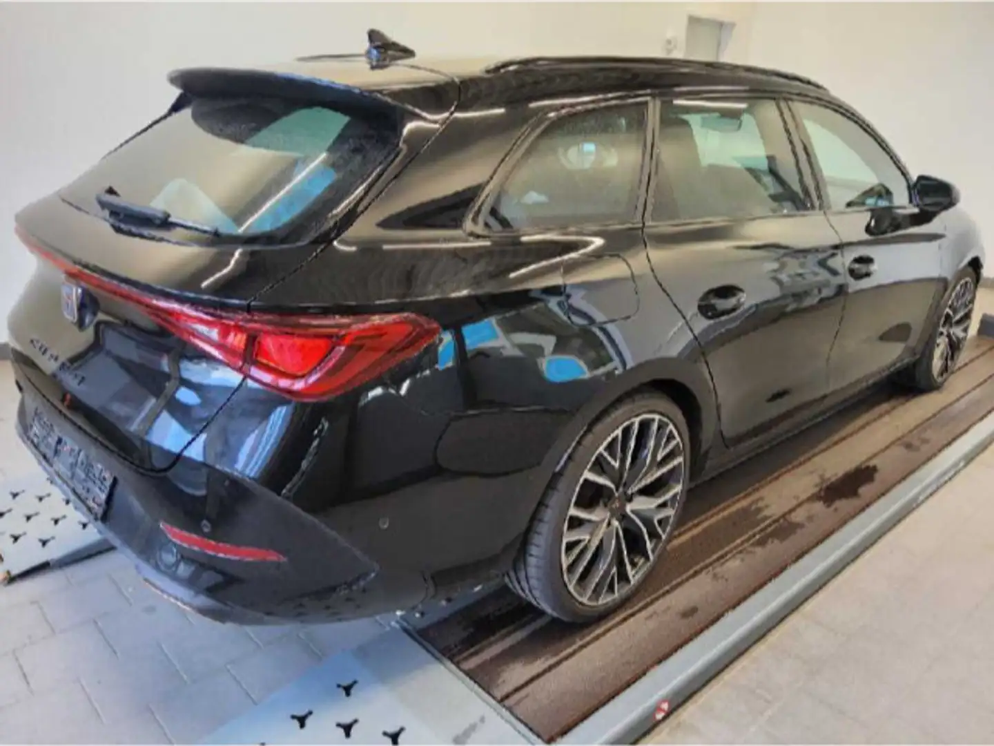 CUPRA Leon Sportstourer 1.4 e-HYBRID MATRIX LEDER AHK Schwarz - 2