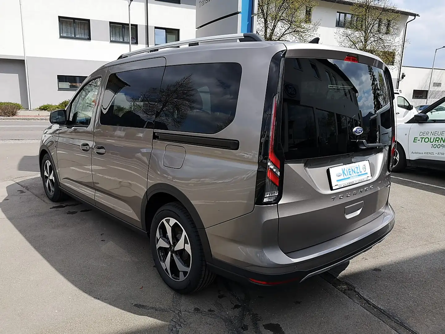 Ford Grand Tourneo Connect 2,0 EcoBlue L2 AWD Active Silber - 2