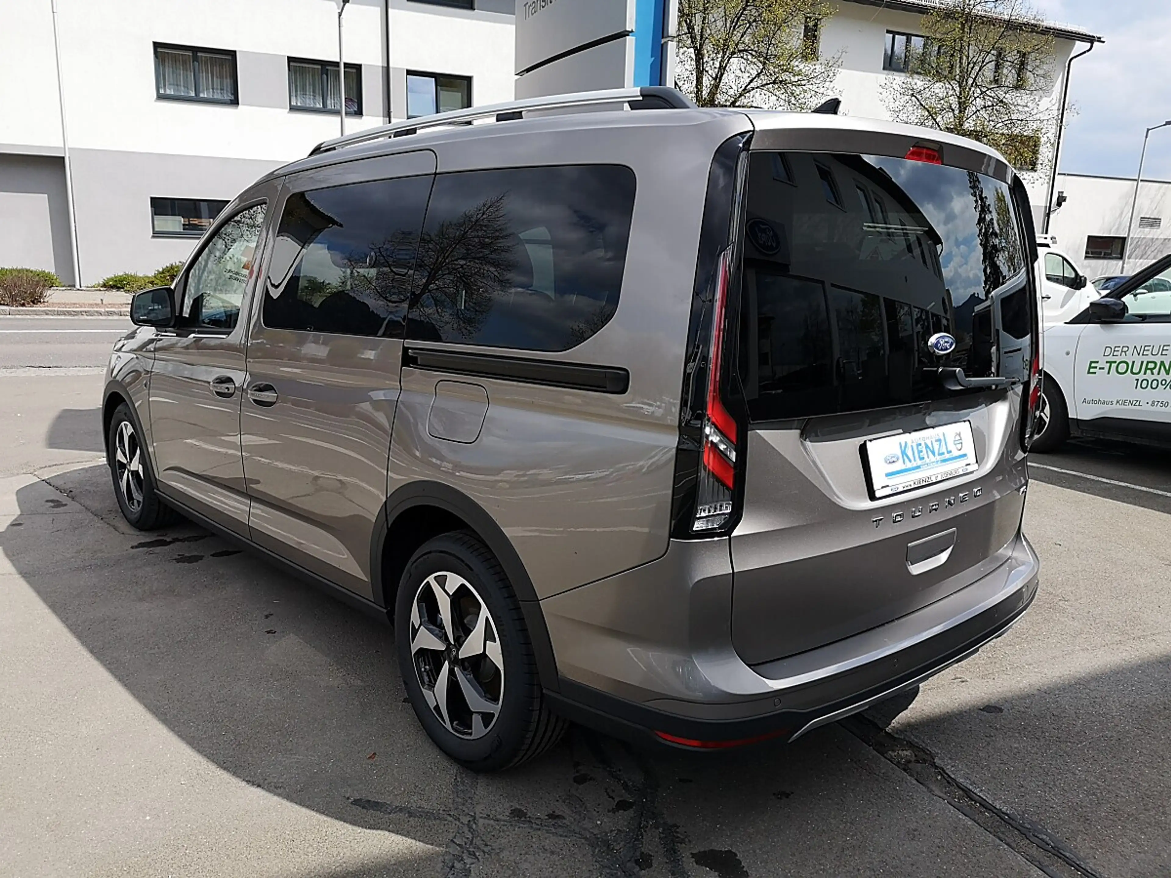 Ford Grand Tourneo Connect 2,0 EcoBlue L2 AWD Active — photo 2