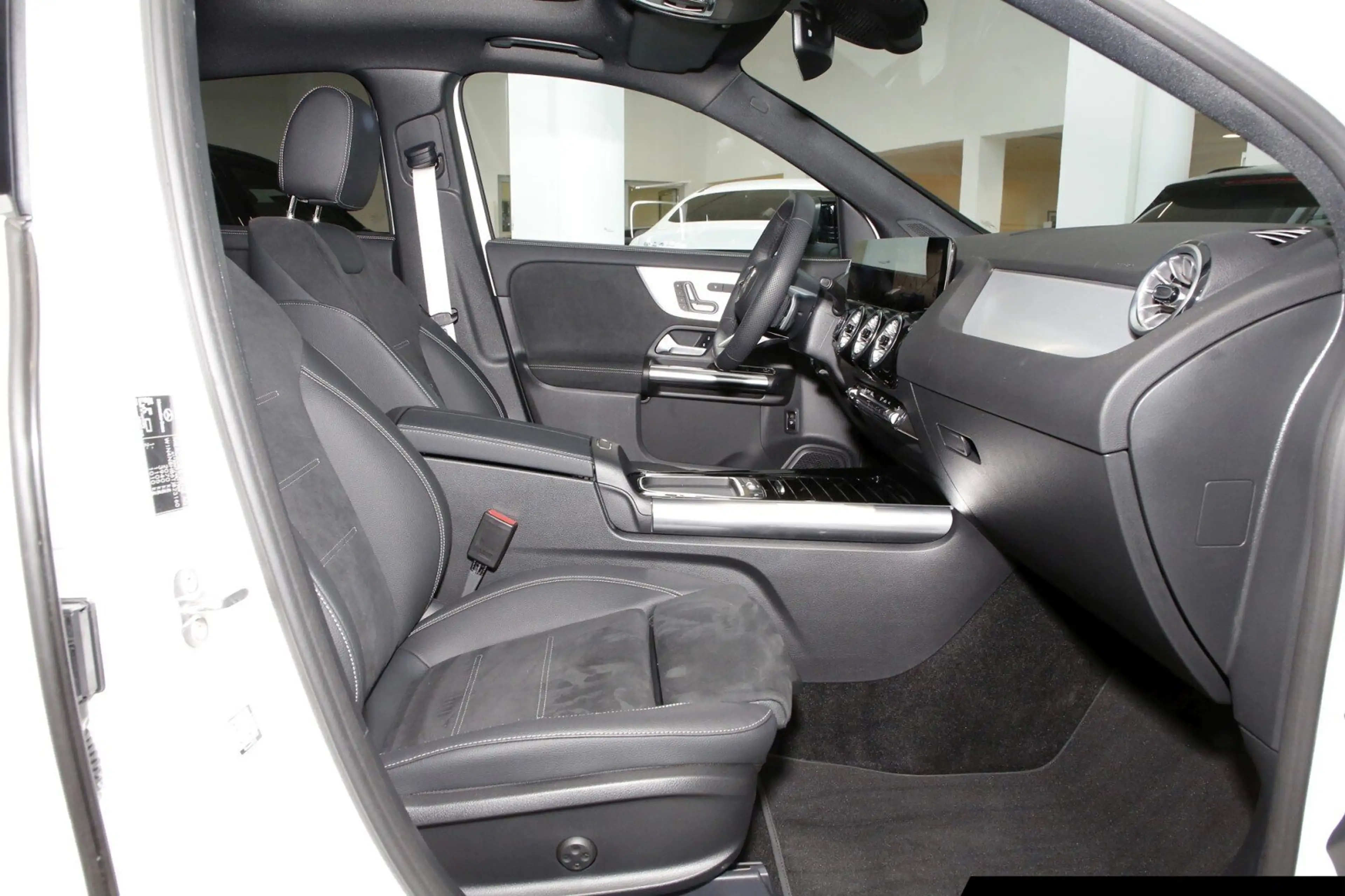 Mercedes-Benz GLA 200 GLA 200 AMG Sp Edition/Night/Pano/360°/AHK Navi — photo 6