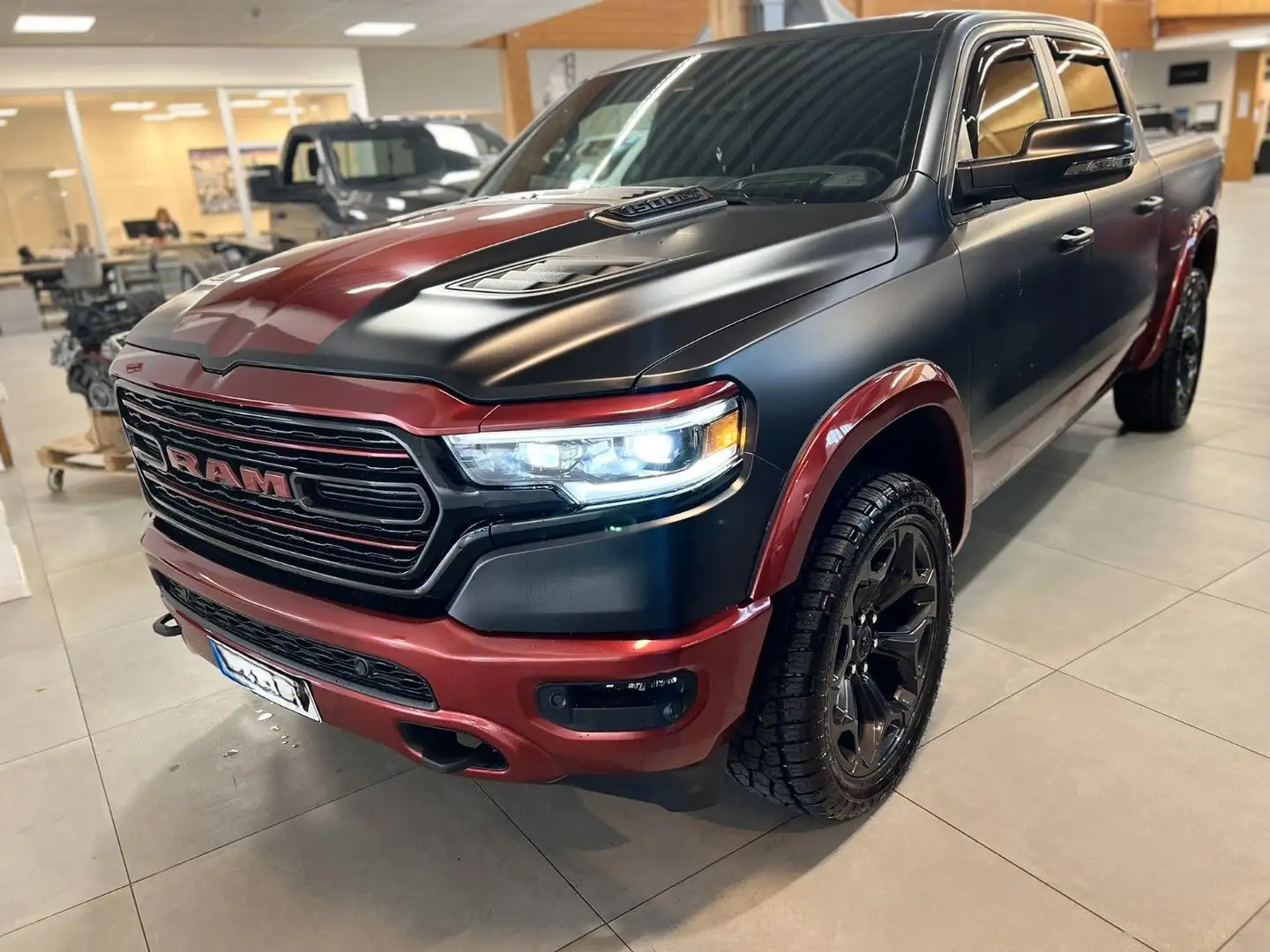 Dodge RAM 1500 LIMITED NIGHT CREW CAB RED EDITION Rot - 2