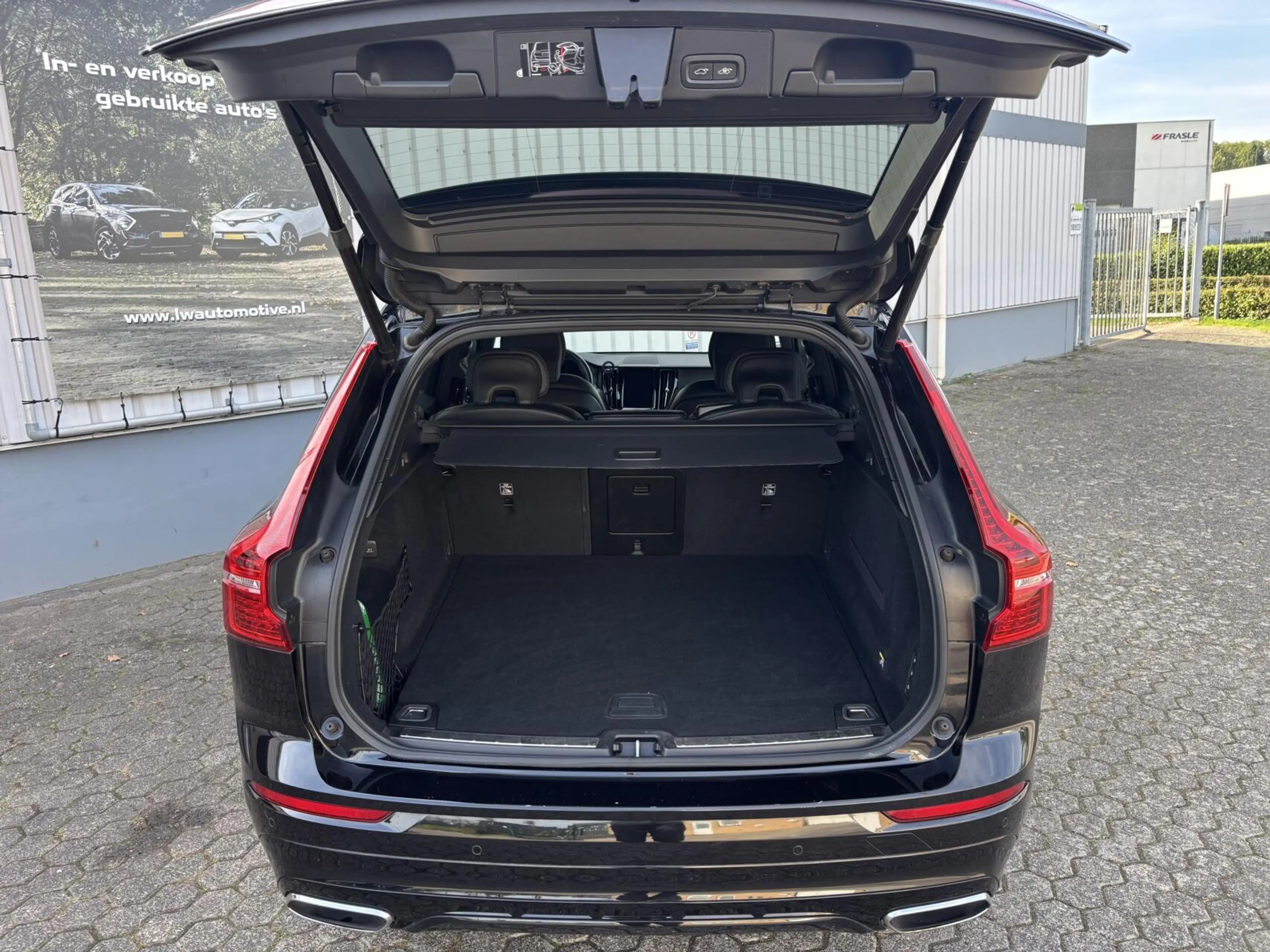 Volvo XC60 2.0 T4 Inscription R-Design | Harman & Kardon | Tr — photo 29