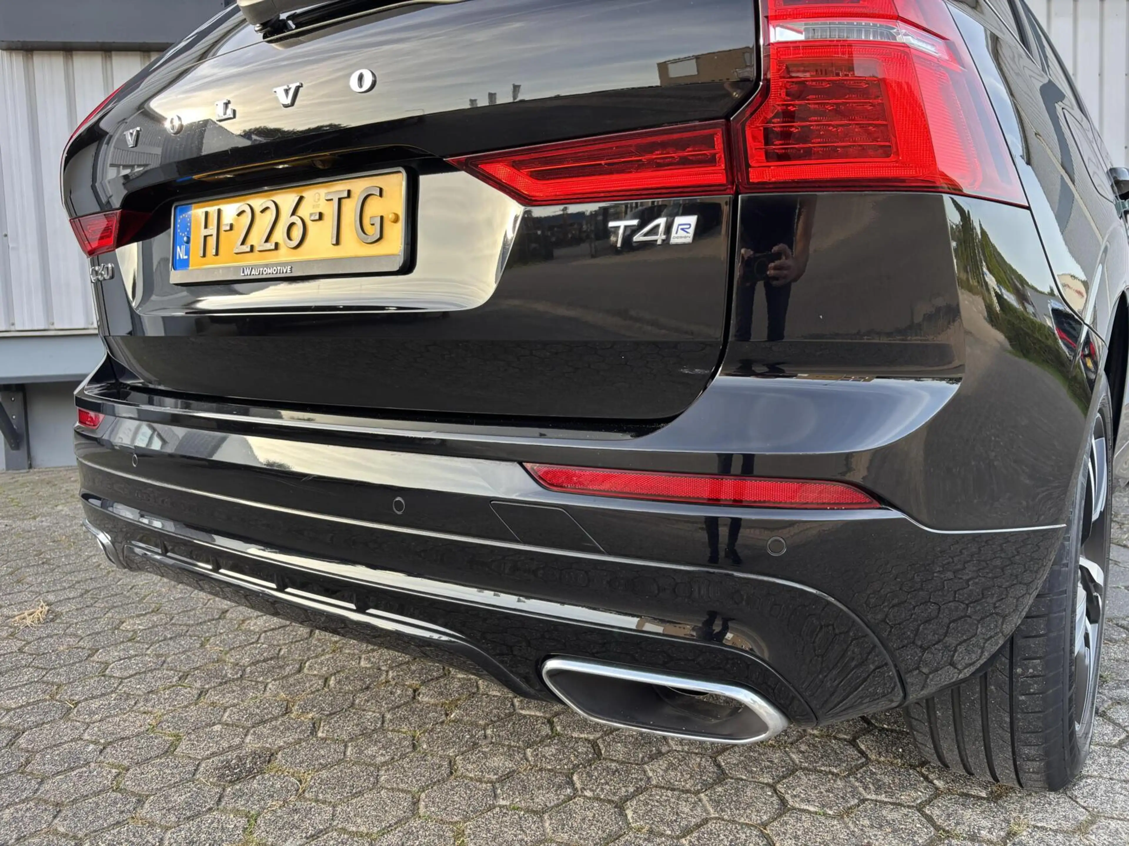 Volvo XC60 2.0 T4 Inscription R-Design | Harman & Kardon | Tr — photo 36