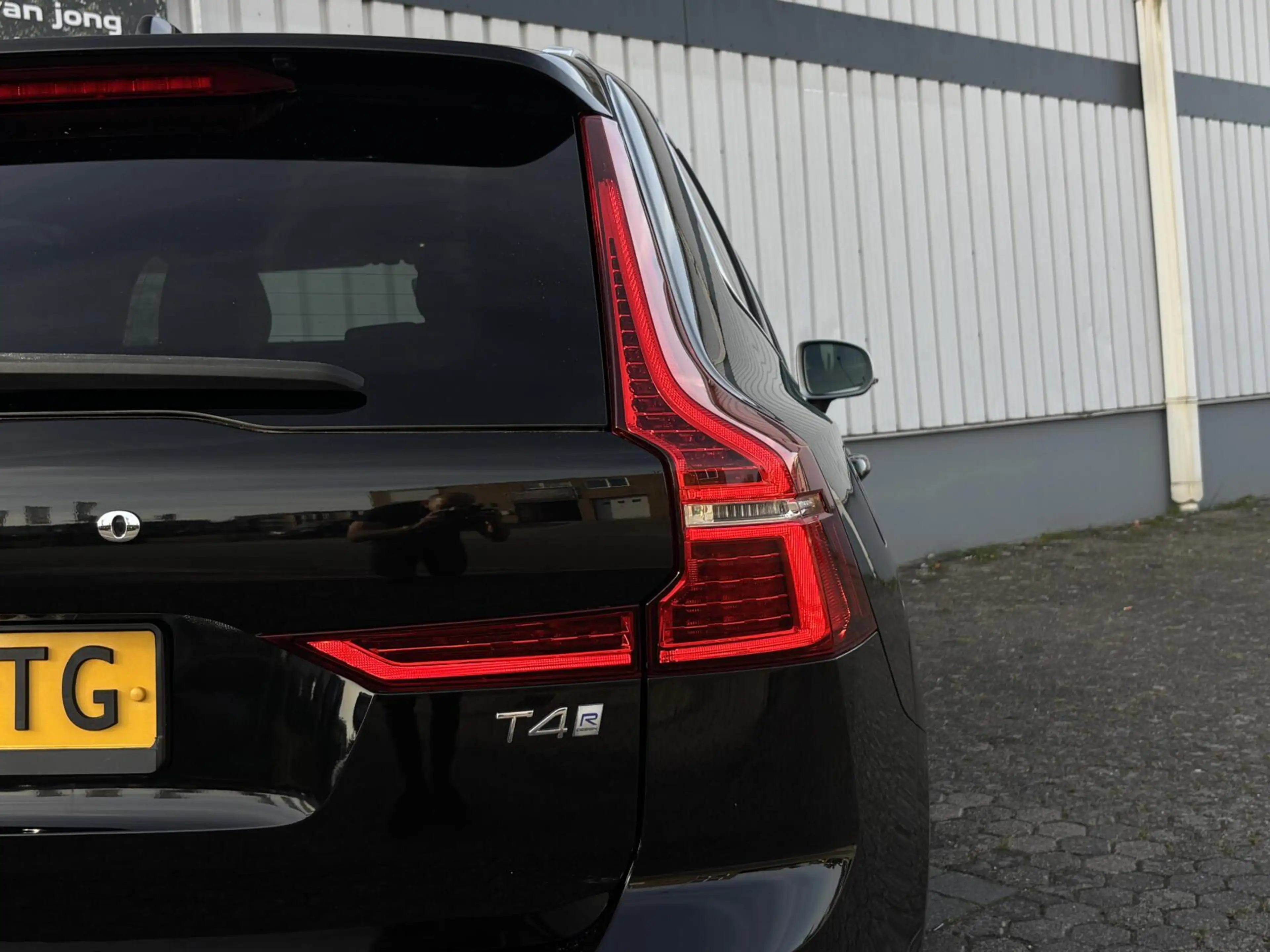 Volvo XC60 2.0 T4 Inscription R-Design | Harman & Kardon | Tr — photo 9