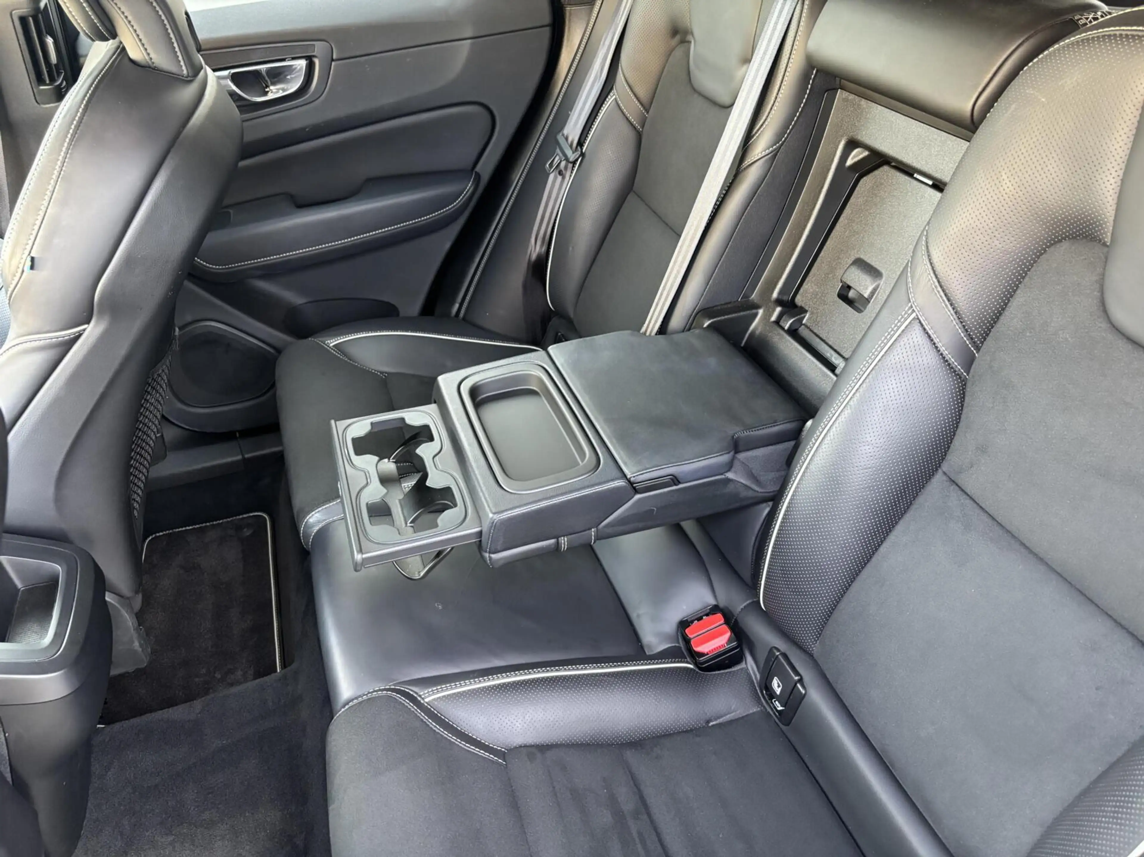 Volvo XC60 2.0 T4 Inscription R-Design | Harman & Kardon | Tr — photo 24