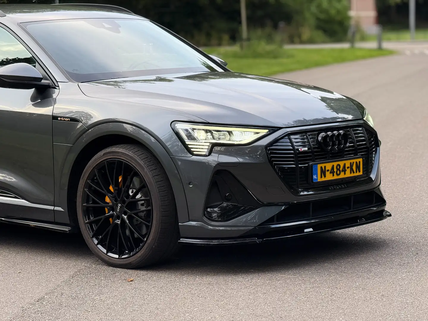 Audi e-tron 55 quattro S-line 95 kWh | Matrix LED | B&O Grijs - 2
