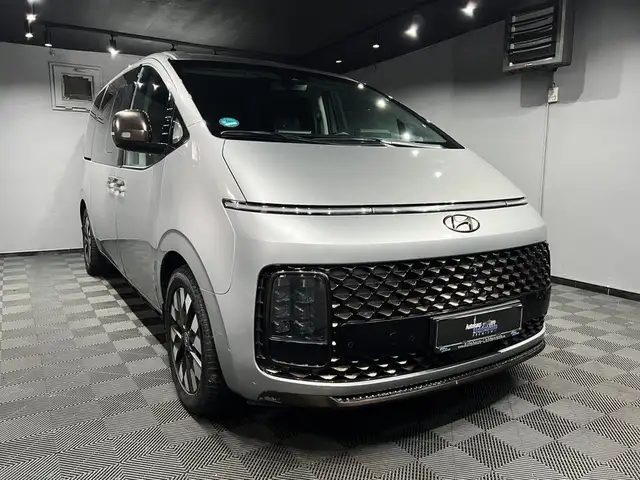 Hyundai Staria view 2
