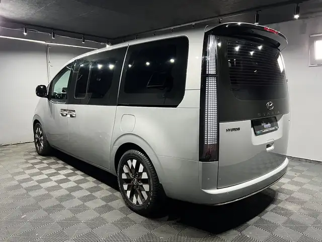 Hyundai Staria view 3