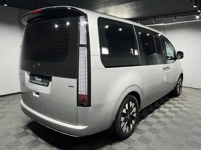 Hyundai Staria view 4