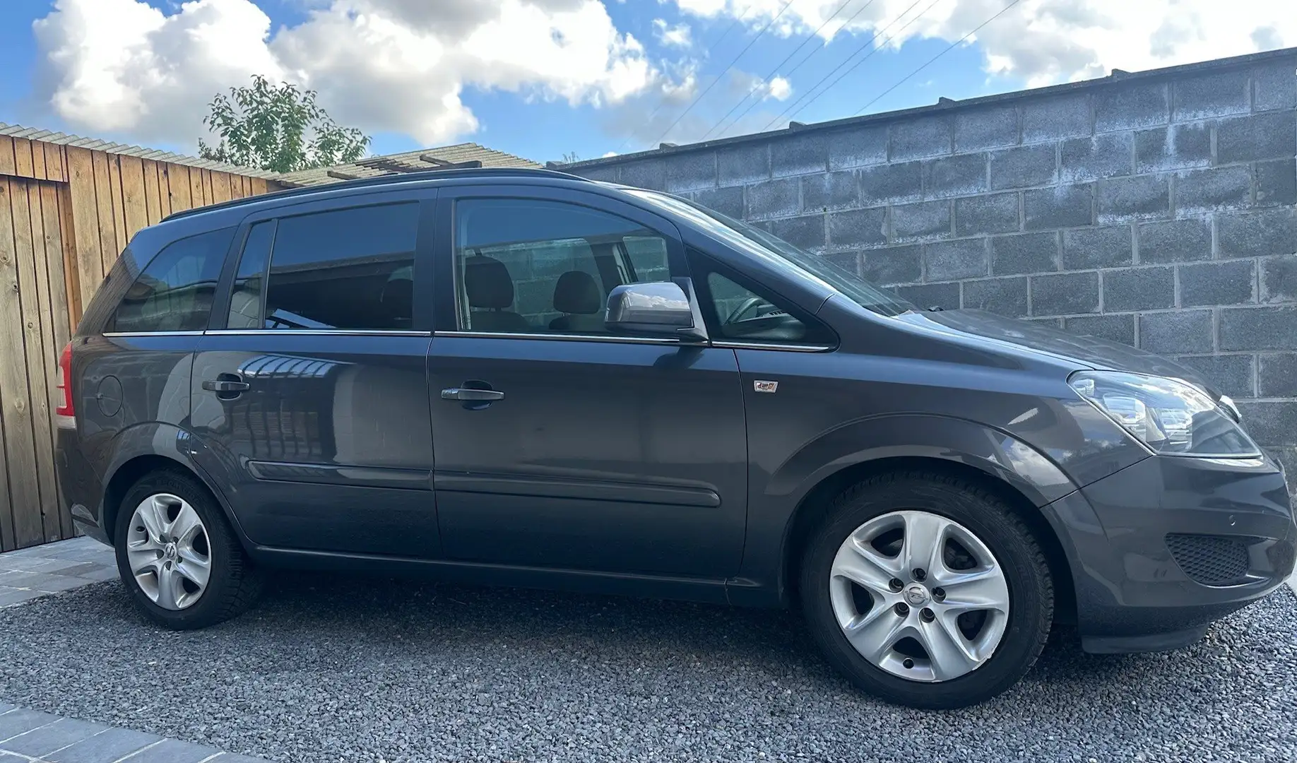 Opel Zafira 1.6i ecoFLEX Cosmo 7 Zit Airco Pdc Grijs - 1