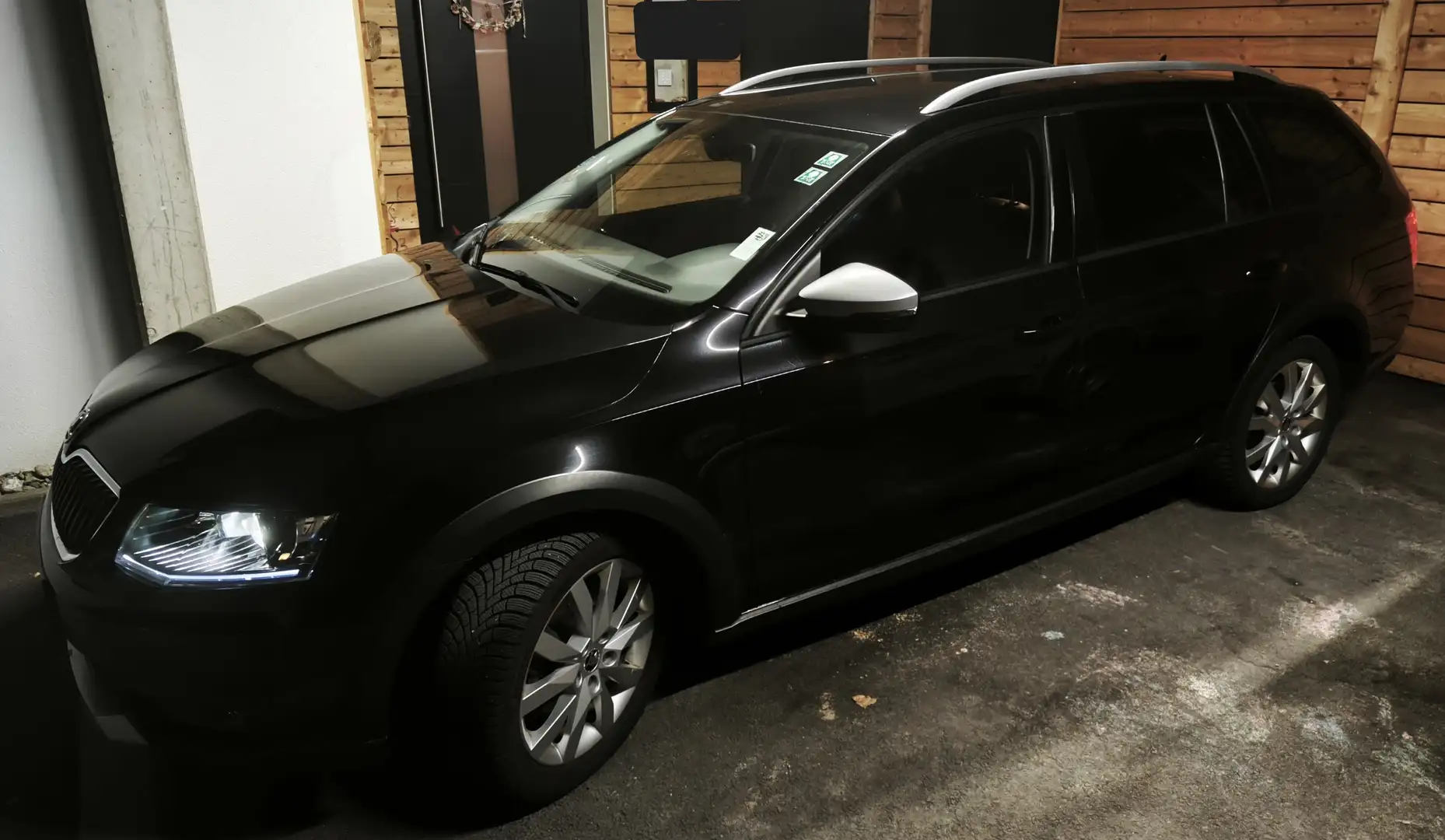 Skoda Octavia Octavia Combi 2,0 TDI 4x4 Scout Scout Schwarz - 2