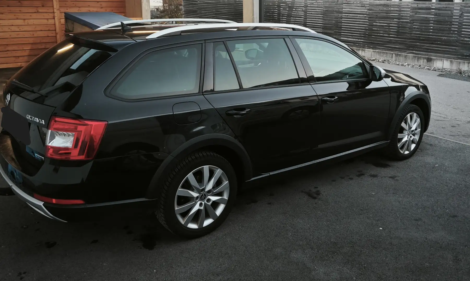 Skoda Octavia Octavia Combi 2,0 TDI 4x4 Scout Scout Schwarz - 1