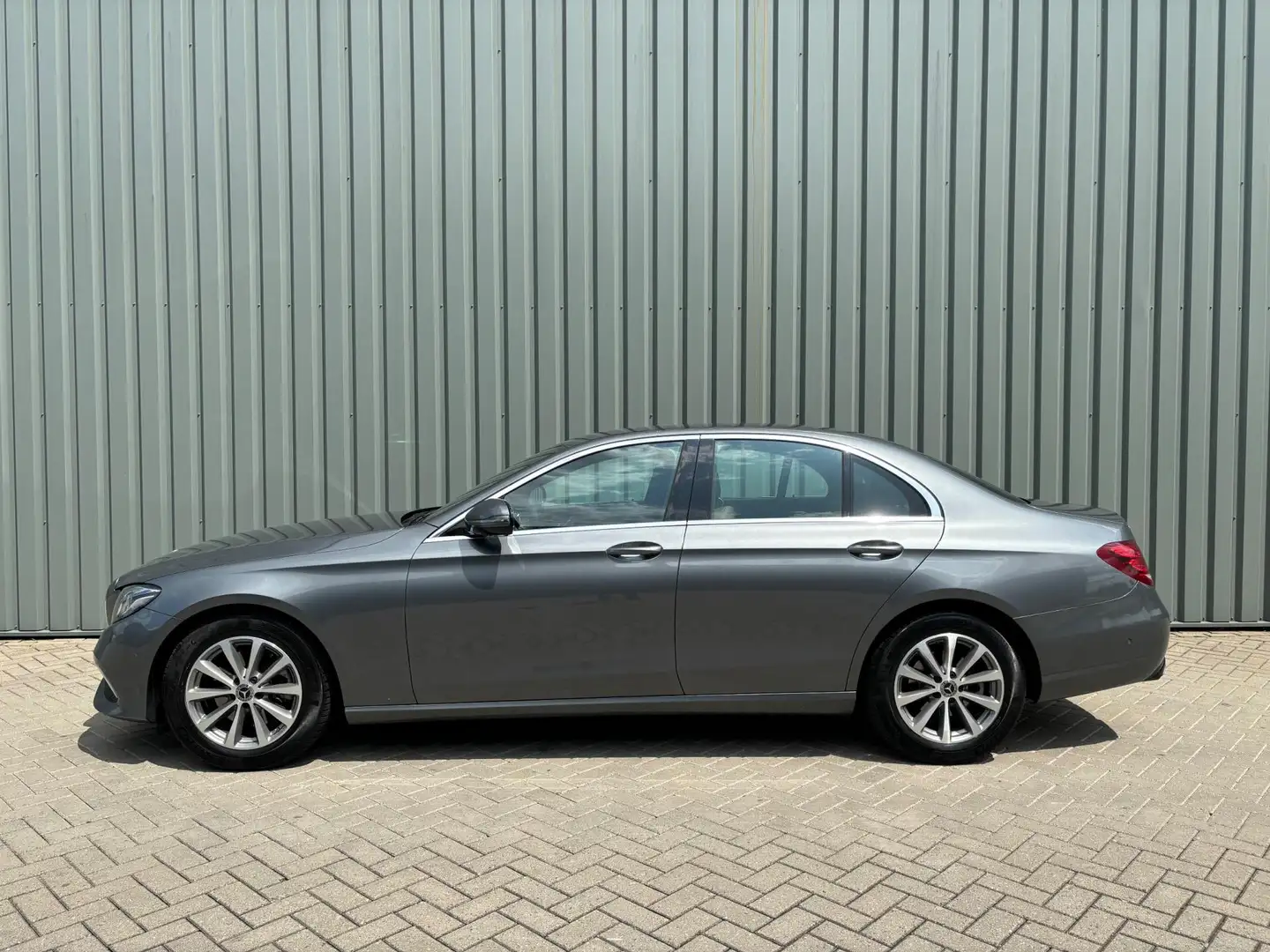 Mercedes-Benz E 200 Business Solution Gris - 2