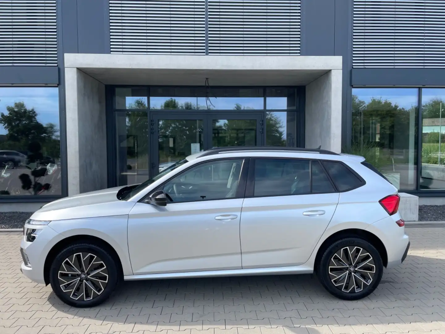 Skoda Kamiq 1.0 TSI DSG Selection/Kamera/Sitzhzg/LED Silber - 2
