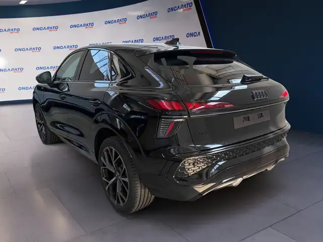 Audi Q3 view 3