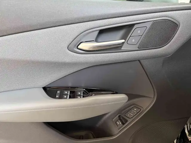Audi Q3 view 10