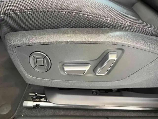 Audi Q3 view 9
