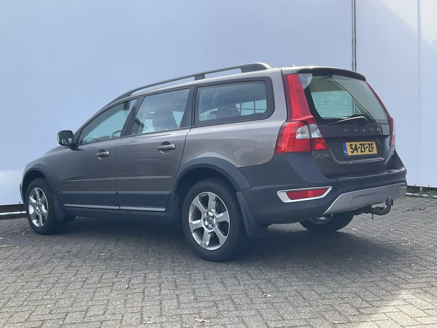 Volvo XC70 2.4 D5 185pk AWD Momentum Leer Clima Cruise Trekha Gris - 2
