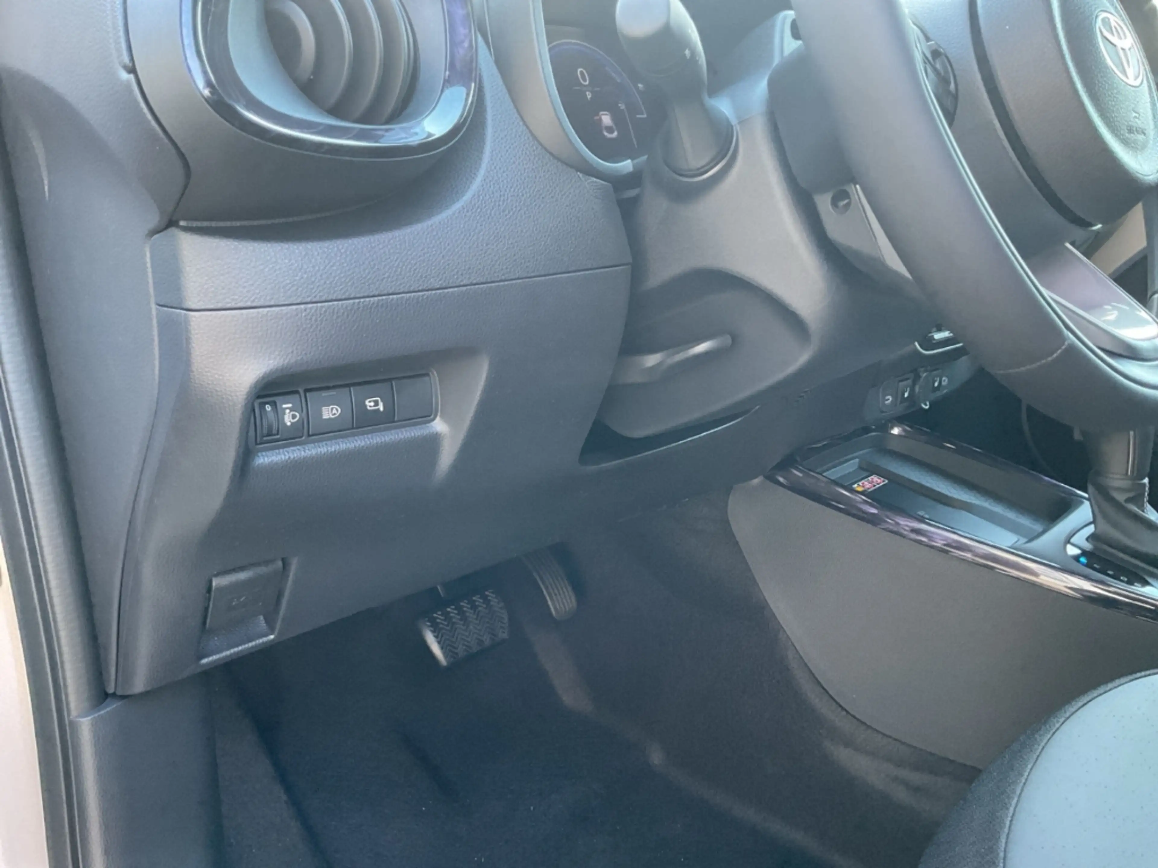 Toyota Aygo X Hybrid Lounge JBL LED Apple CarPlay Android Auto M — photo 10