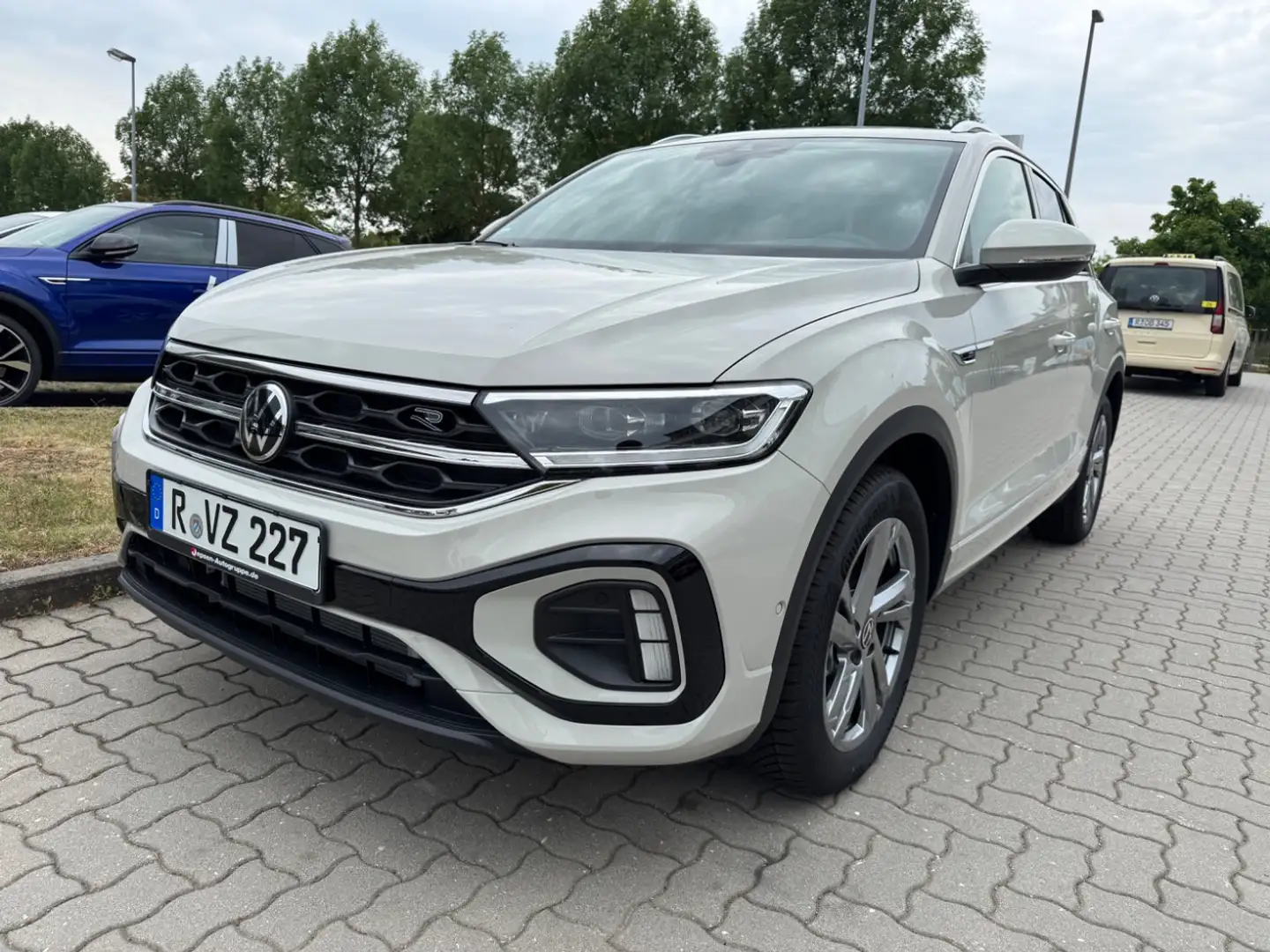 Volkswagen T-Roc R-Line 1.5 TSI DSG ACC ParkAssist AHK Grau - 2