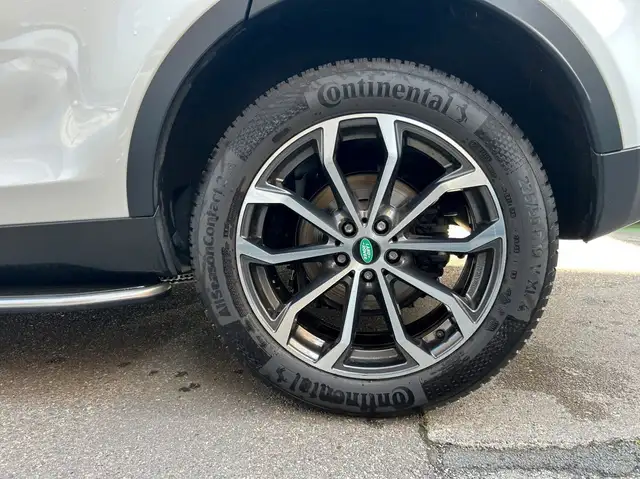 Land Rover Discovery Sport view 12