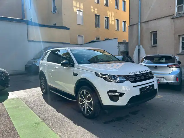 Land Rover Discovery Sport view 3