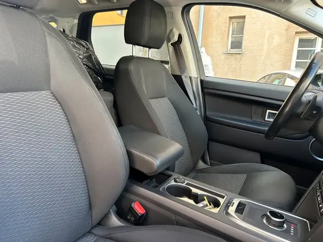 Land Rover Discovery Sport view 8