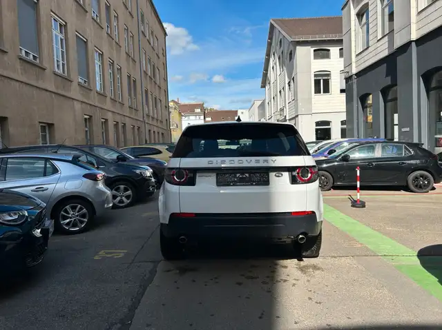 Land Rover Discovery Sport view 5