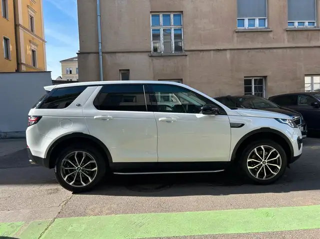 Land Rover Discovery Sport view 2