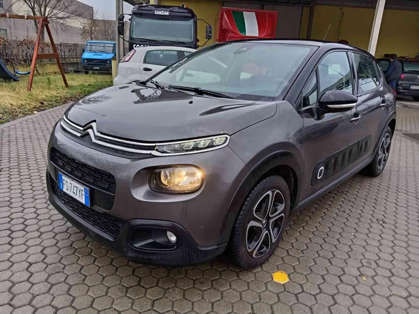 Citroen C3 1.2 PureTech S&S UNICO PROPRIETARIO Gris - 2