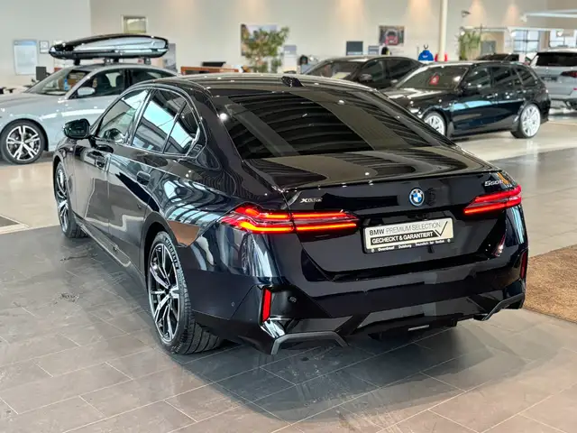 BMW 5 Series view 9