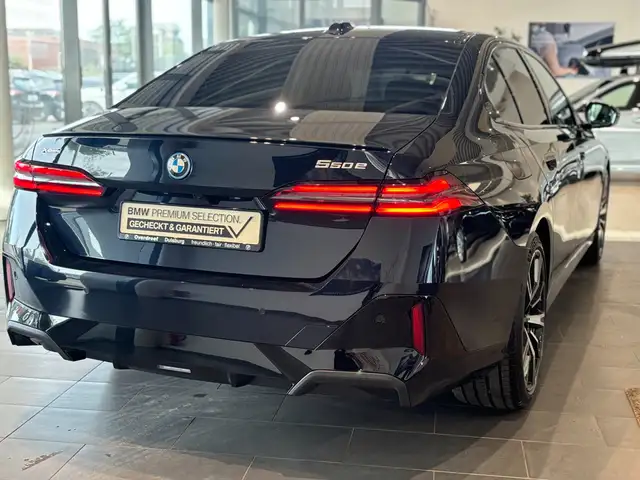 BMW 5 Series view 11