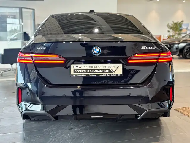 BMW 5 Series view 10