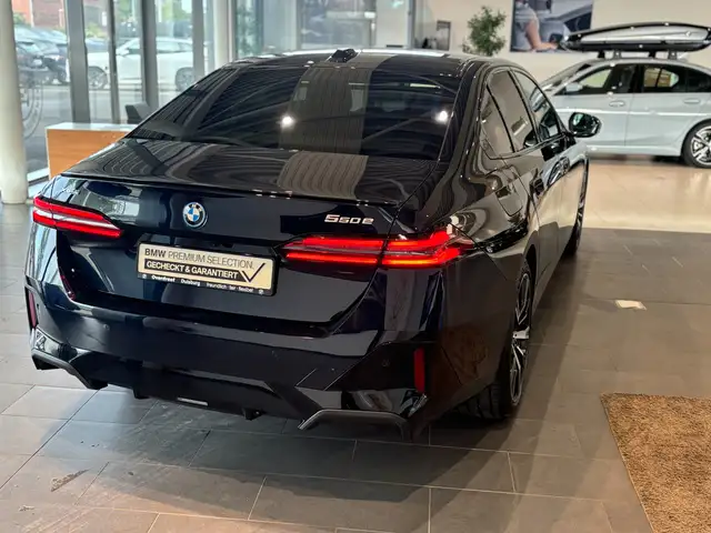 BMW 5 Series view 12