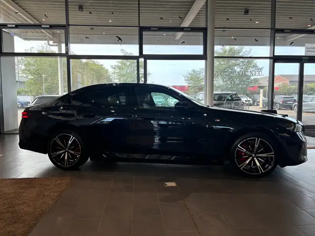 BMW 5 Series view 13