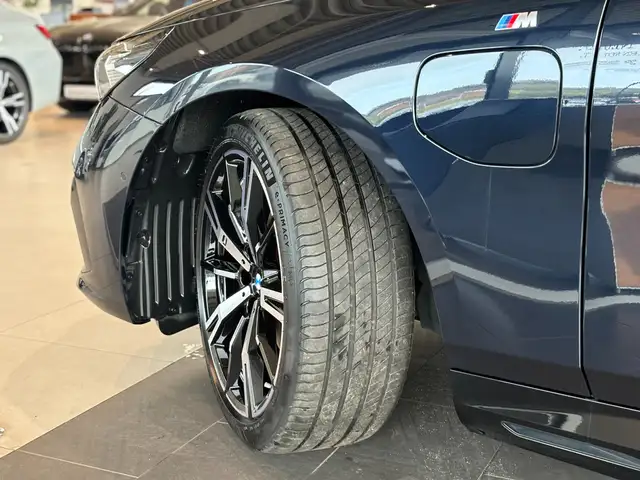 BMW 5 Series view 5