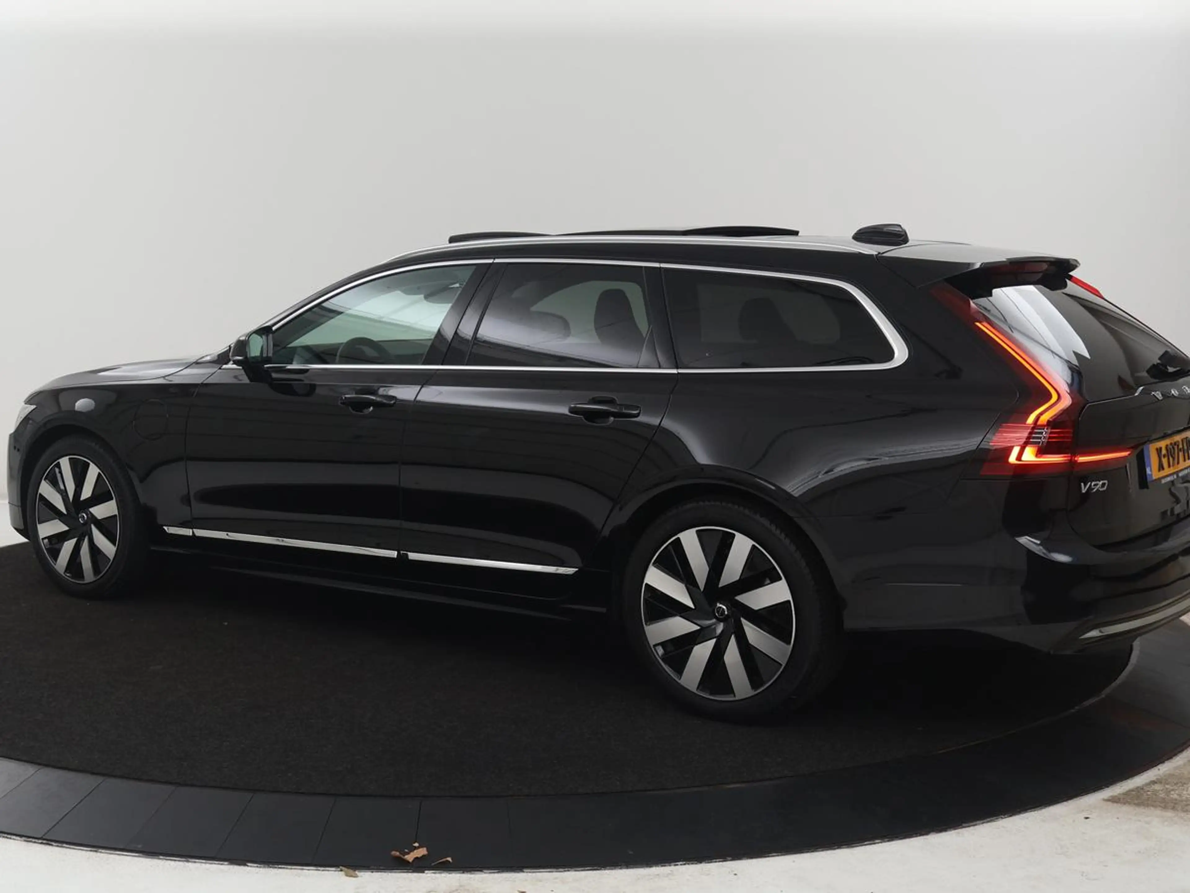 Volvo V90 2.0 T8 Plug-in hybrid AWD Plus Bright | SOH 97,1 | — photo 2