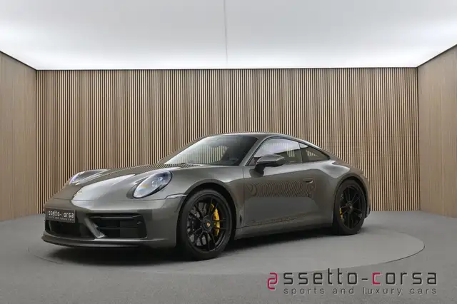 Porsche 911 view 8